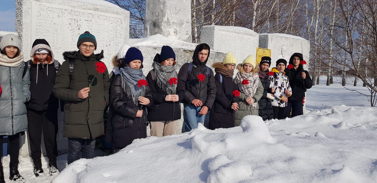 Возложение цветов к памятнику воинам Великой Отечественной войны..